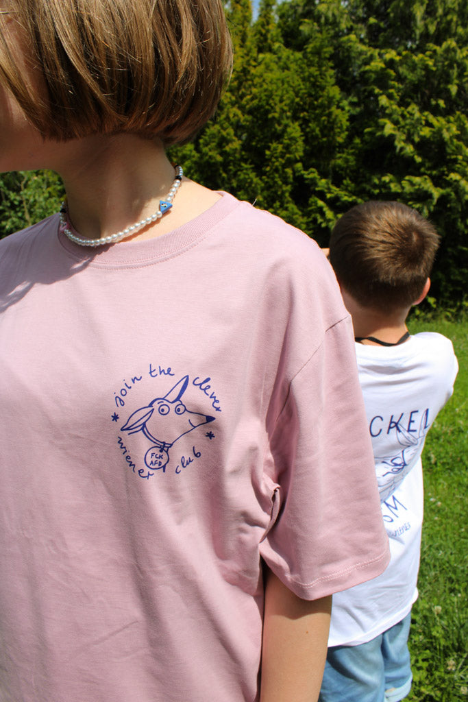 Dackel Against Fascism Shirt – Statement T-Shirt mit Hundemotiv | Politisches Shirt Unisex | Geschenk für Hundefreunde & Aktivisten