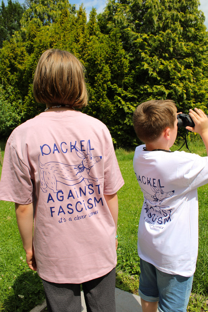 Dackel Against Fascism Shirt – Statement T-Shirt mit Hundemotiv | Politisches Shirt Unisex | Geschenk für Hundefreunde & Aktivisten