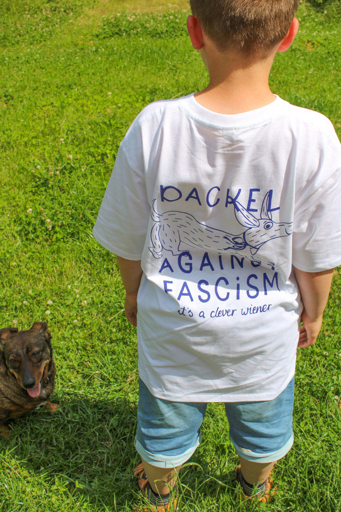 Dackel Against Fascism Shirt – Statement T-Shirt mit Hundemotiv | Politisches Shirt Unisex | Geschenk für Hundefreunde & Aktivisten