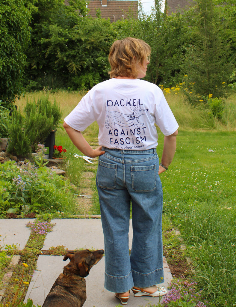 Dackel Against Fascism Shirt – Statement T-Shirt mit Hundemotiv | Politisches Shirt Unisex | Geschenk für Hundefreunde & Aktivisten