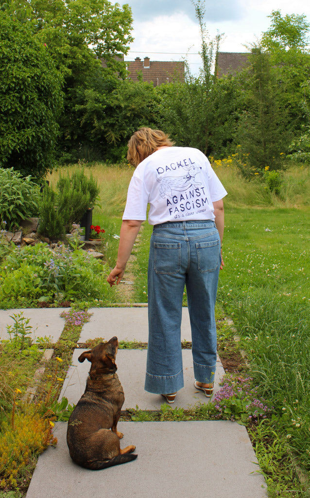 Dackel Against Fascism Shirt – Statement T-Shirt mit Hundemotiv | Politisches Shirt Unisex | Geschenk für Hundefreunde & Aktivisten