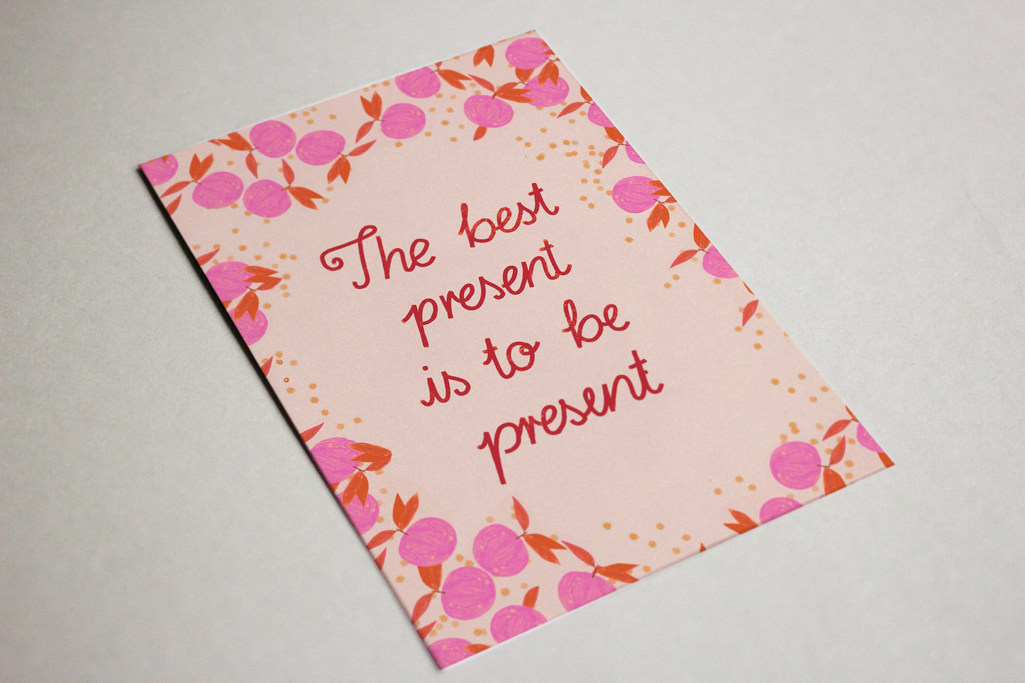 Postkarte "The best present is to be present" rosa